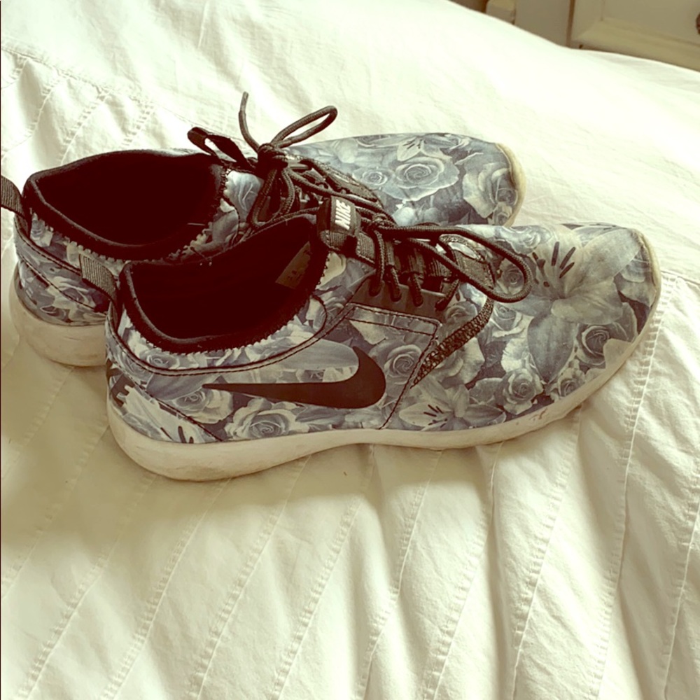 Nike Tennis Shoes